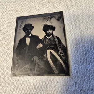 Antigua foto tipo tinte del siglo XIX pareja hombre en sombrero de copa mujer sombrero de plumas civil... - Imagen 1 de 2