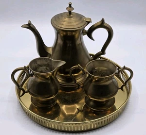 Set da tè vintage in ottone teiera zuccheriera vassoio 4 pezzi Vassoio 9" MCM - Foto 1 di 17