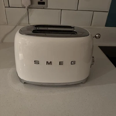 Smeg TSF01WHUK 50's Retro 2-Slice Toaster White -Fast Dispatch - Image 1 of 4