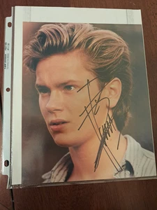 RIVER PHOENIX SIGNIERTES UND AUTHENTIFIZIERTES 8 X 10 FARBFOTO - R&R ENTERPRISES - Bild 1 von 1