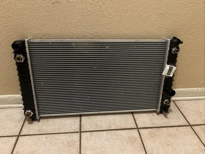 Radiador Spectra Premium CU1826 con EOC y TOC Chevrolet Blazer, GMC, Oldsmobile Foto 1 de 4