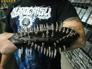 LEATHER GAUNTLET SPIKES.(MDLG0128)..... CRADLE OF FILTH - Picture 1 of 11