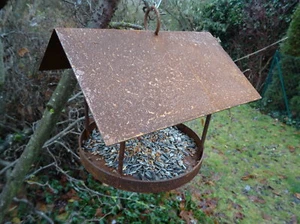 Vogelfutterhaus aus Metall, Rost, Futter, Vogel, Meisenknödel, Winter - Bild 1 von 4