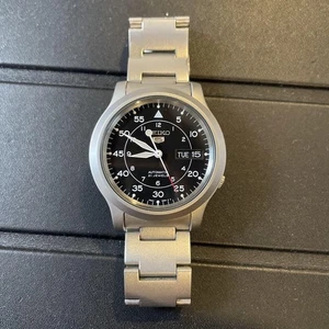 Seiko 5 Automatic Black Men's Watch Stylish Analog Timepiece Excellent Condition - Picture 1 of 3