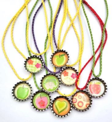 Lote de 9 Collares Collares Collares Cordón Colgantes Tapa Soda Flores Frutas Hechos a Mano Foto 1 de 4