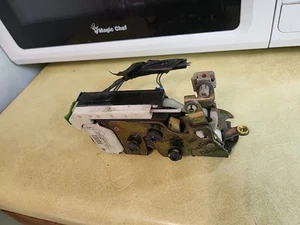2000-2006 GMC Yukon Suburban OEM passenger front door latch 01 02 03 04 05 06 - Picture 1 of 5