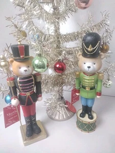 Nuevo~ 2025 Martha Stewart Navidad Vacaciones Oso Cascanueces X2  - Imagen 1 de 5