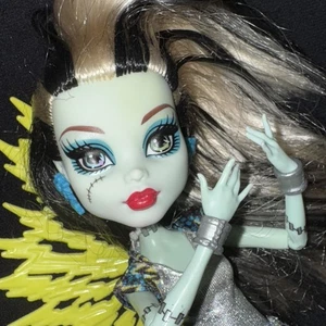 Monster High FRANKIE STEIN Power Ghouls Voltageous Puppe mit Modeschmuck Stiefel - Bild 1 von 18