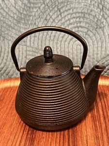 Cast Iron Black Ribbed Teapot -Tea Kettle w Lid, Strainer - Japan - Small - 7” - Picture 1 of 7
