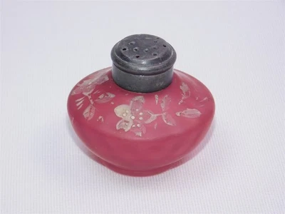 Antigua coctelera de vidrio de arándano EAPG con flores pintadas a mano Foto 1 de 4