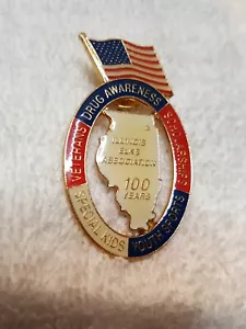 Prendedor sombrero solapa esmaltado 100 años de la Asociación de Alces de Illinois bandera americana envío gratuito - Imagen 1 de 4