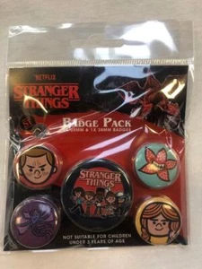 Offiziell Lizenziert - Fremder Things 4 - Saison 4 Stil 5 Badge Packung TV 80'S - Picture 1 of 1