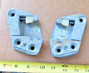 PAR (L&R) DE PLACAS DE BLOQUEO DE PUERTA DELANTERA PARA COCHES OLDSMOBILE F85 1962 1962 - Imagen 1 de 2