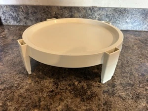 Tupperware Tortenstapler 10" Durchmesser Gestell mandelfarben hoch 2 3/4" 1866-2 - Bild 1 von 1