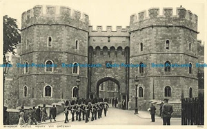 R646398 Windsor Castle. Henry VIII Gateway. Photochrom - Bild 1 von 2