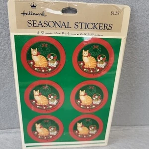 VINTAGE PUNZE AUFKLEBER KATZE MIT ROTER SCHLEIFE KRANZ BLUMEN NOS NEU IN VERPACKUNG - Bild 1 von 3