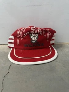 Vintage 80er NCAA NC State Wolfpack Mütze 3 Streifen Trucker Druckknopflasche Netzkappe SELTEN - Bild 1 von 8