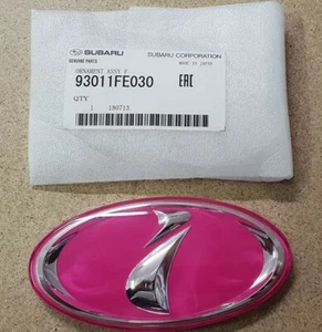 Insignia de parrilla delantera rosa genuina para Subaru Impreza STI 00-05 GD RA 93011FE030 - Imagen 1 de 1