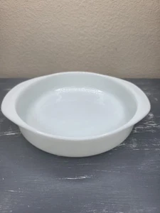 Vintage Pyrex 221, 9 inch / 21 cm Round Milk Glass Cake / Pie Pan - Picture 1 of 4