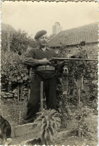 PHOTO ANCIENNE - VINTAGE SNAPSHOT - CHASSEUR CHASSE LAPIN LIÈVRE -HUNTER HUNTING - Foto 1 di 1