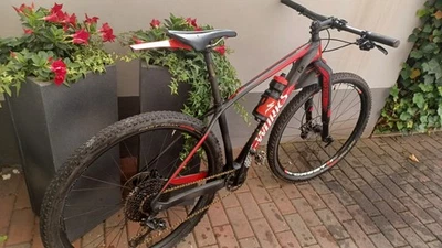 Verkaufe Specialized Stumpjumper – guter Zustand, aber Carbonrahmen gerissen - Bild 1 von 4