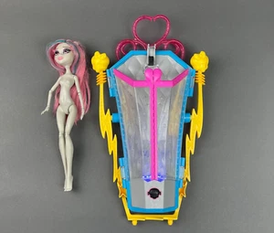 2013 Monster High Doll Light Up Sarg Bett Ständer Etui mit Puppe - Bild 1 von 3