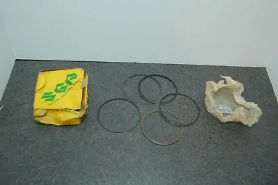 JUEGO DE ANILLOS DE PISTÓN NUEVO GENUINO SUZUKI 12140-32401-050 DR370 SP370 NUEVO STOCK ANTIGUO Foto 1 de 3