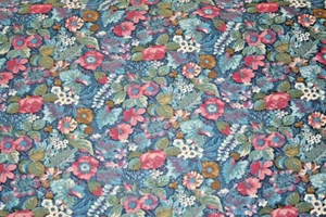 FLOWERS AND FEATHERS IN BLUE AND RED BY JOAN KESSLER - 100% COTTON FABRIC - Picture 1 of 4