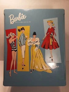 Barbie bambola vintage 1961 Mattel coda di cavallo doppia custodia vinile blu con cassetti - Foto 1 di 9