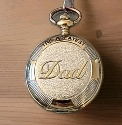 Reloj Bolsillo Cuarzo The Greatest Dad Cadena Plata/Dorada Nuevo Batt. MPC funcionando usado en excelente estado Foto 1 de 4
