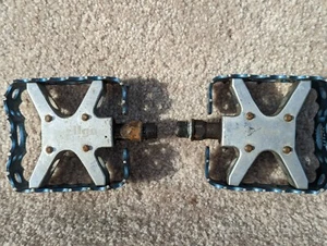 Wellgo BMX Bear Claw Pedals LU-953 9/16 Inch For 3 Piece Cranks Blue - Picture 1 of 4