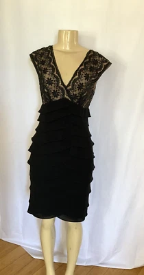 Vestido para mujer Adrianna Papell negro de encaje y volantes cuello en V funda cóctel talla 6 Foto 1 de 4