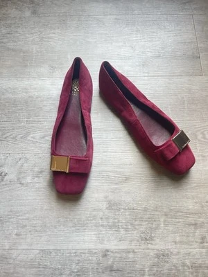 Vince Camuto Veriyla Gamuza Planos Talla 10.5 Baya y Hebilla Dorada Foto 1 de 4