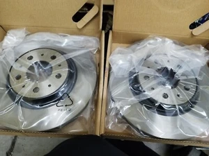 Genuine Volvo S70, V70 (-00) C70 (-05) Front Brake Discs 300mm Pair 31262095 - Picture 1 of 3