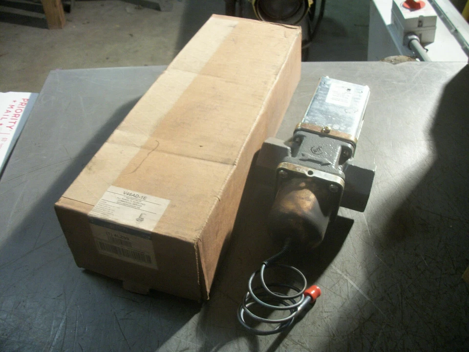 JOHNSON CONTROLS 1" WATER VALVE V46AD-1E 70-260PSI NIB - Image 1 of 3