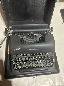 Macchina da scrivere portatile Smith-Corona Clipper 4C con cambio galleggiante 1945 nera con custodia - Foto 1 di 5