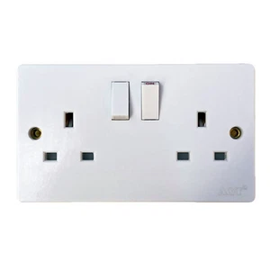 A box of 10, 2 Gang Switched Double Socket Faceplates Rated 13 Amp Colour White - Picture 1 of 7
