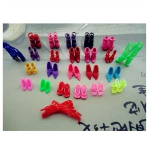 + SET STOCK LOTTO 12 PAIA DI SCARPE BAMBOLE DOLL SET GIOCHI MODA ABBIGLIAMENTO - Foto 1 di 10