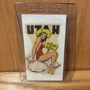 VINTAGE ORIGINAL 1950 SOUVENIR "MISS UTAH" STAAT SEXY PINUP WASSER AUFKLEBER KUNST (9B) - Bild 1 von 4