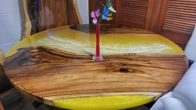 Mesa redonda amarilla epoxi - Mesa de centro de resina de madera de nogal para sala de estar Foto 1 de 4