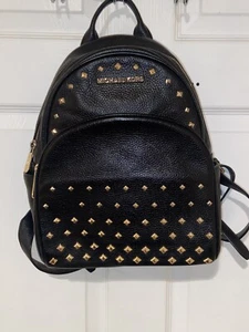 Mochila Michael Kors Abbey de cuero negro con tachuelas - Usada en Excelente Condición - Imagen 1 de 8