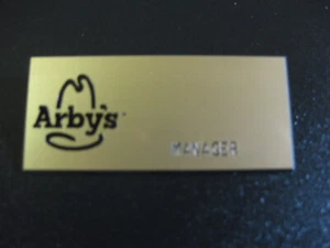 ARBY'S Mitarbeiteruniform Namensschild mit Manager als Titel!  ** mit Sicherheitsnadel - Bild 1 von 3
