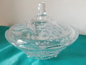 Piatto porta caramelle in vetro trasparente pesante disegno floreale piedini con coperchio  - Foto 1 di 15