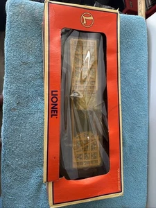 LIONEL TRAINS- 19882 SANDERSON FARMS OPERATING POLUTY CAR Box Damaged New - Picture 1 of 6