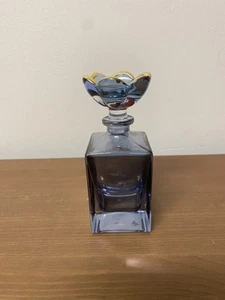 Botella de perfume de cristal iridiscente azul/lavanda con tapón de flores con borde dorado - Imagen 1 de 4