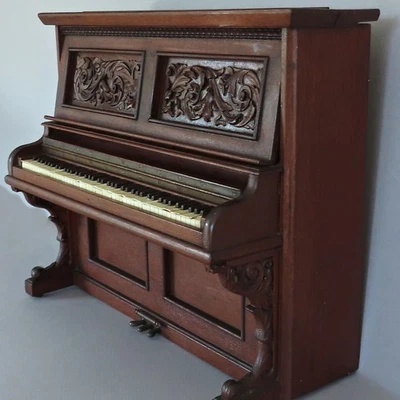 RARO Antiguo c1890s Miniatura 11" Vertical PIANO Detalles Tallados MUESTRA DE VENDEDOR Foto 1 de 4