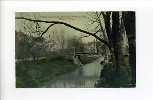 Postal antigua Malden MA Mass 1912, mensaje parlanchín, puente, arroyo, casas - Imagen 1 de 3