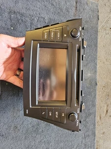 2012-2014 Toyota Prius V Display Screen CD Radio Receiver 57010 86140-47010 M1 - Foto 1 di 4