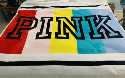 MANTA SHERPA SUPER SUAVE ROSA VICTORIA'S SECRET LOGO ARCO IRIS 60 x 72 Foto 1 de 4