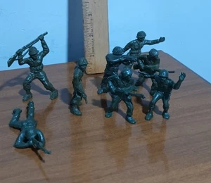 Vintage dunkelgrüne klassische kleine Kunststoff Armee Männer Soldaten Figuren schöne Details - Bild 1 von 16
